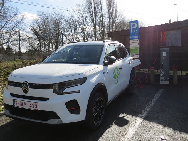 thumbnail-Nieuwe elektrische deelwagen aan het station