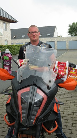 thumbnail-Motards zamelen materiaal in voor Luik