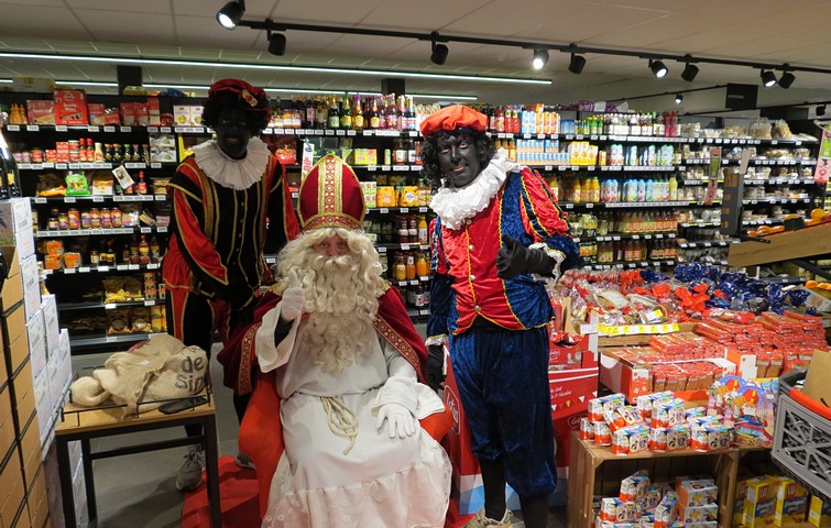 thumbnail-Sint op 1 december in AD Delhaize Torhout