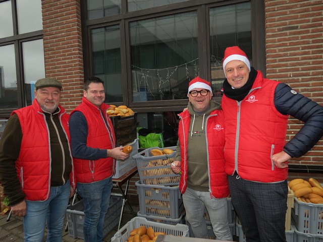 thumbnail-1200 deelnemers aan kerstwandeling Kiwanis