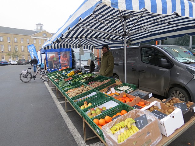 thumbnail-Vrijdagmarkt aan het zwembad