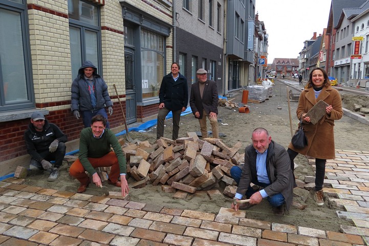 thumbnail-Eerste steenlegging natuursteen Zuidstraat